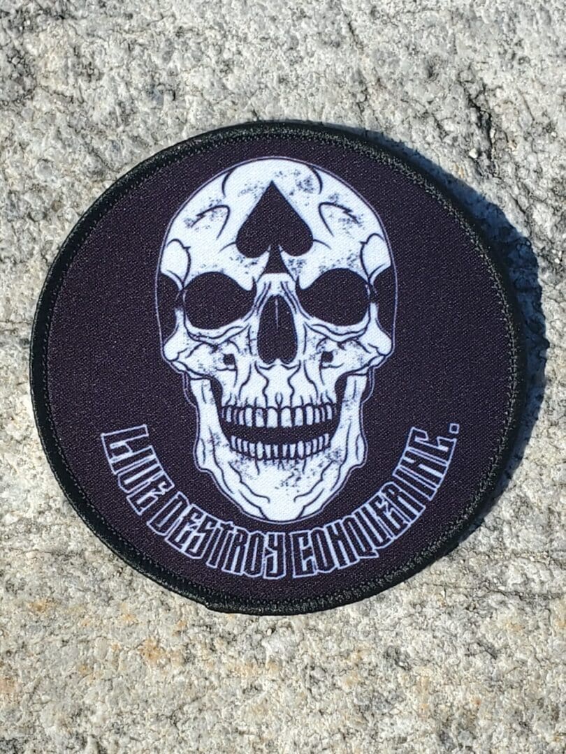 A patch of skull with the words " los dos estudantes ".